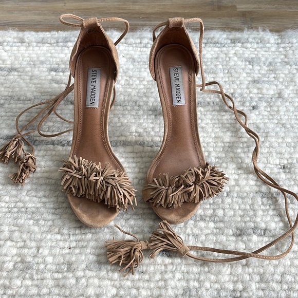 Steve Madden Sassey Tan Suede Tassel Heel - Size 8. One heel needs repair. - Picture 2 of 4